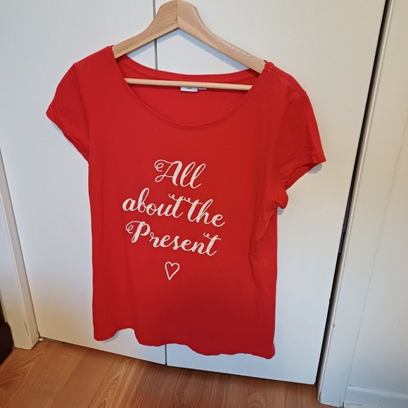 Jacqueline de Yong Red Tee Shirt Short Sleeve ''All about the Present'' Size XL - Picture 1 of 6